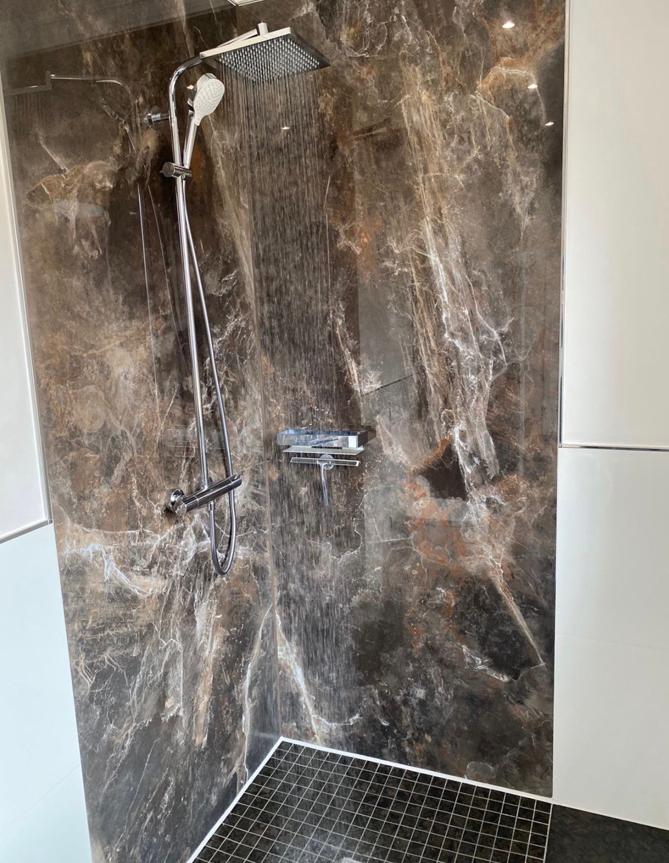 Naturstein verlegt, Granit, Travertin und Schiefer